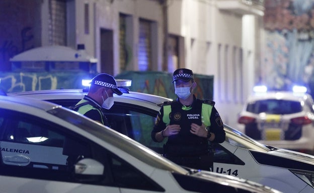 La Policía Local sorprende a un ladrón tapado con una sábana dentro de un comercio de Patraix