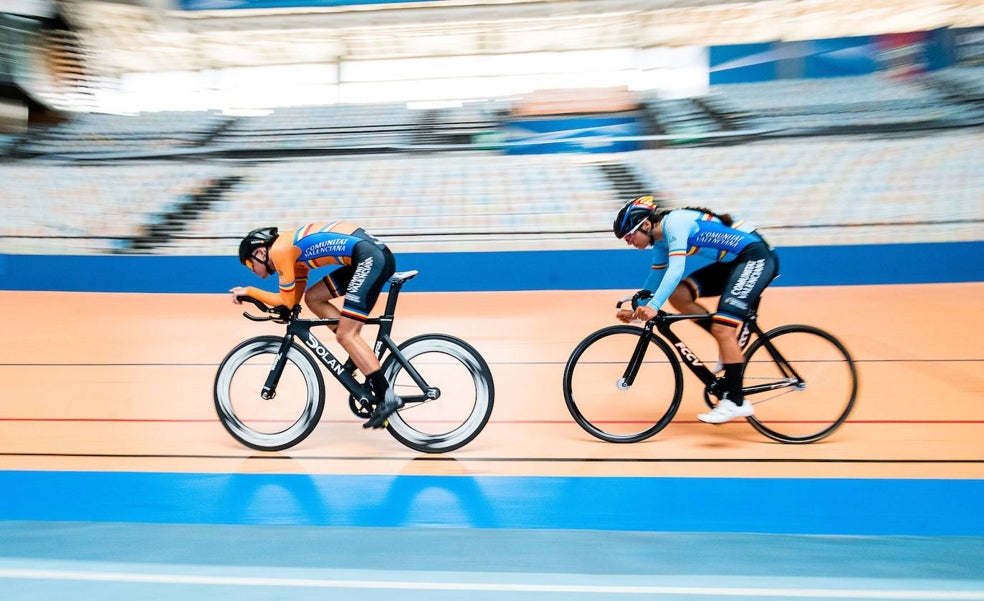 Los ciclistas no se entrenan en el velódromo Luis Puig porque se caen por la pintura de la pista