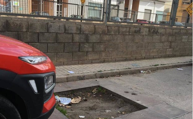 Vecinos de Moncada denuncian el «peligro» de los alcorques vacíos de la avenida 9 d'Octubre