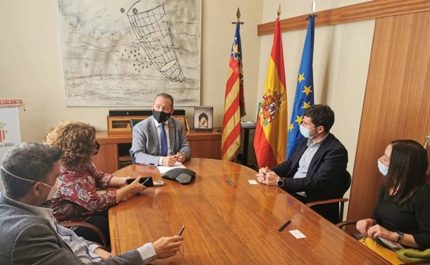 Xirivella consigue el compromiso de la banca local para mejorar la atención a los mayores