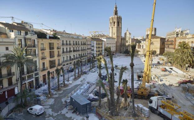 Las nuevas farolas ya están en la plaza de la Reina