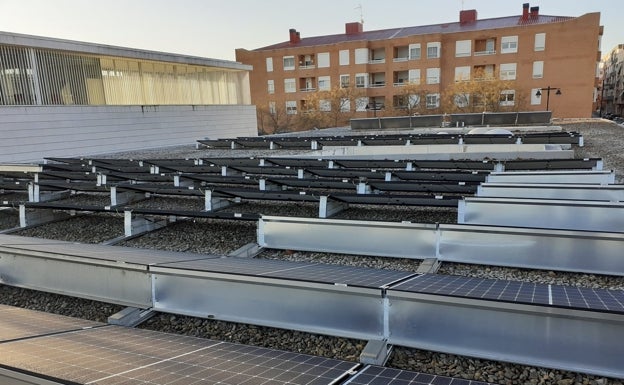 Ontinyent ahorrará más de 100.000 euros en energía gracias a la instalación de placas solares en un edificio municipal