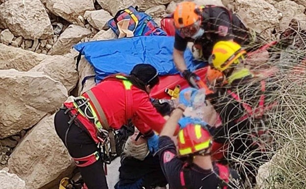 Los bomberos rescatan por vía aérea a un hombre en La Cala de Finestrat