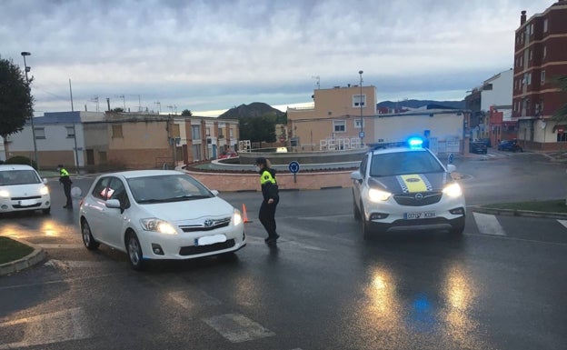 Una conductora que duplicaba la tasa de alcohol se estrella contra dos coches aparcados