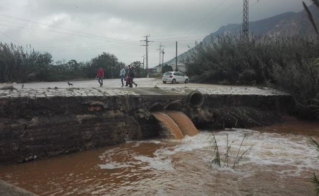 Un muro junto al río Vaca para evitar la demolición de 500 viviendas en Tavernes