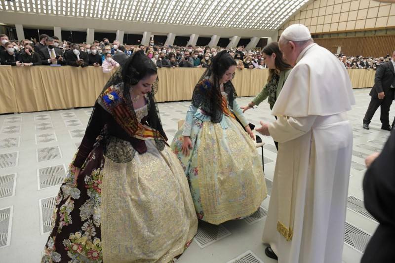 El Papa recibe a las falleras mayores de Valencia