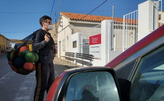 Maestros itinerantes ponen dinero de su bolsillo para ir a trabajar a los colegios