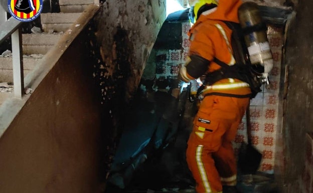 Dos heridas en el incendio de una vivienda en Catarroja