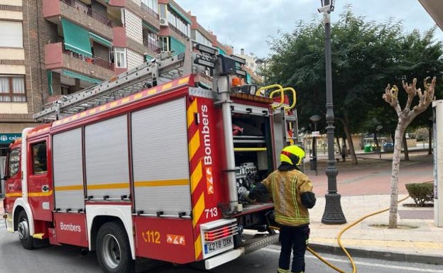 Rescatan a un hombre por el balcón tras el incendio de una vivienda en El Campello