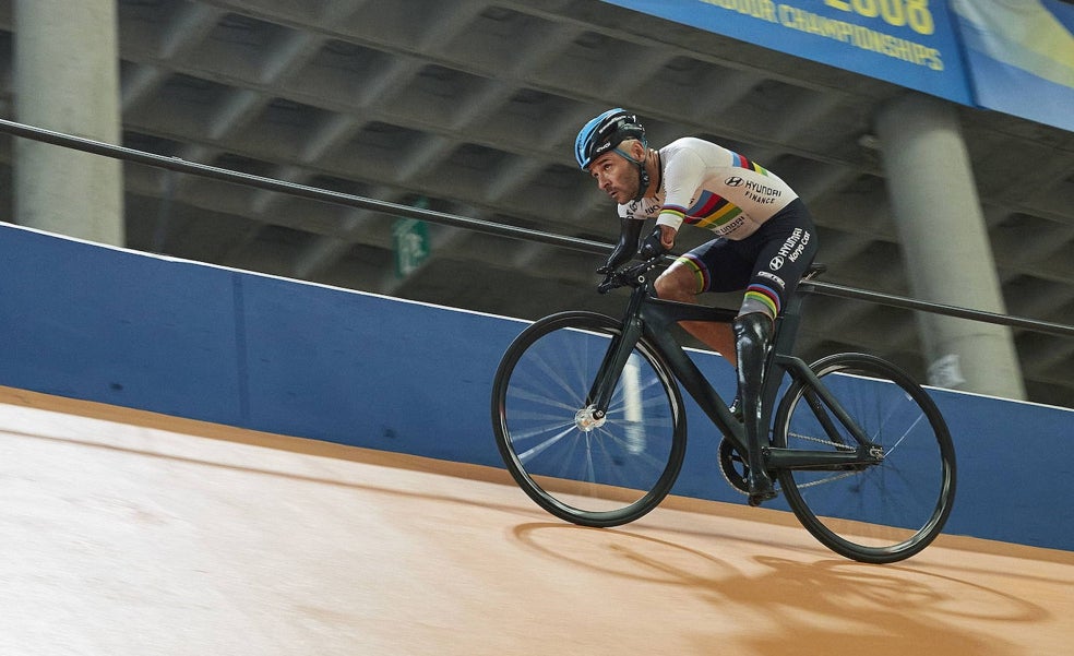 Buscan en Galapagar la pintura que evite las caídas de ciclistas en el velódromo Luis Puig