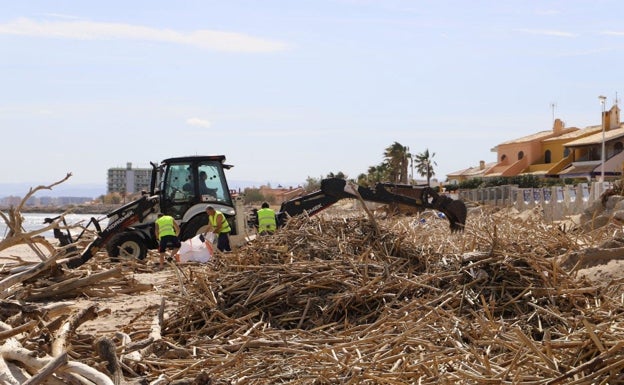 Cullera clama contra la basura que llena sus playas tras cada temporal