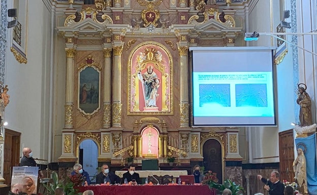 Grafitis del siglo XVIII y restos romanos y medievales, en la iglesia de Canet