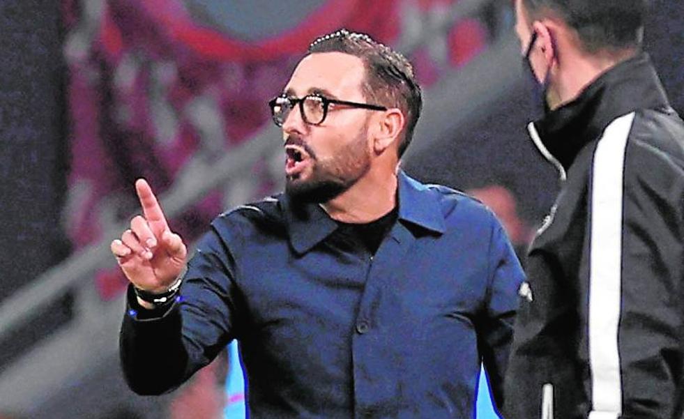 Bordalás: «El arbitraje me parece fantástico, me quejo del VAR»