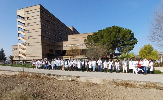 Los auxiliares administrativos del Hospital de Xàtiva apoyan la manifestación convocada en Gandia