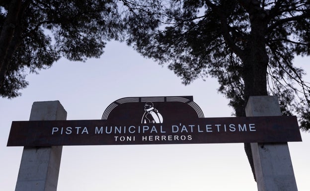 Gandia rinde homenaje a Toni Herreros y pone su nombre a la pista de atletismo