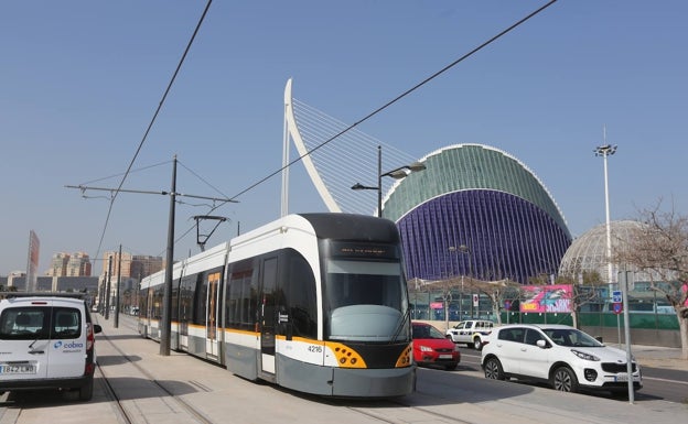 El tranvía ya rueda por la Línea 10 en Valencia