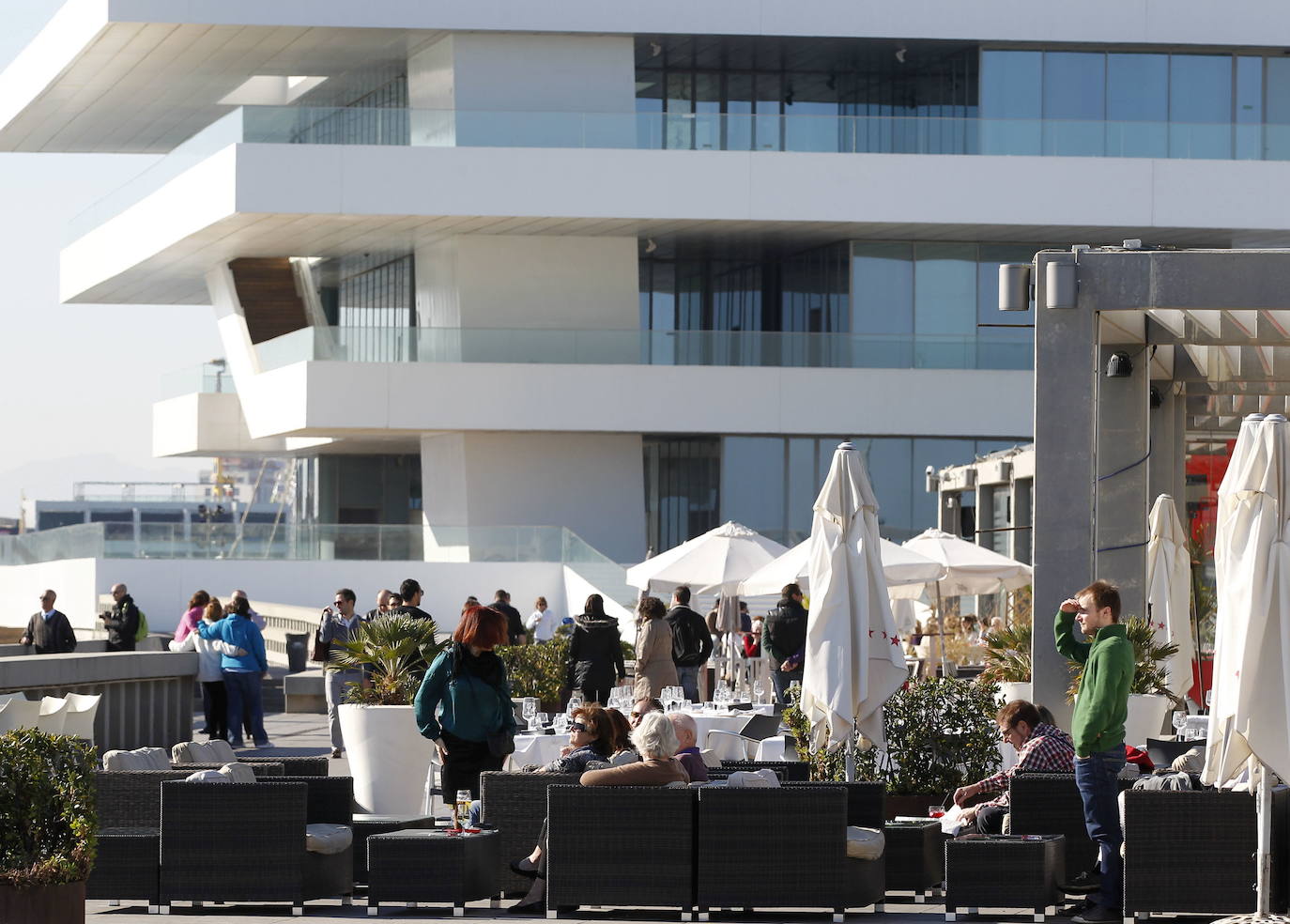 Restaurantes de la Marina de Valencia recurren en el juzgado la reducción de horarios