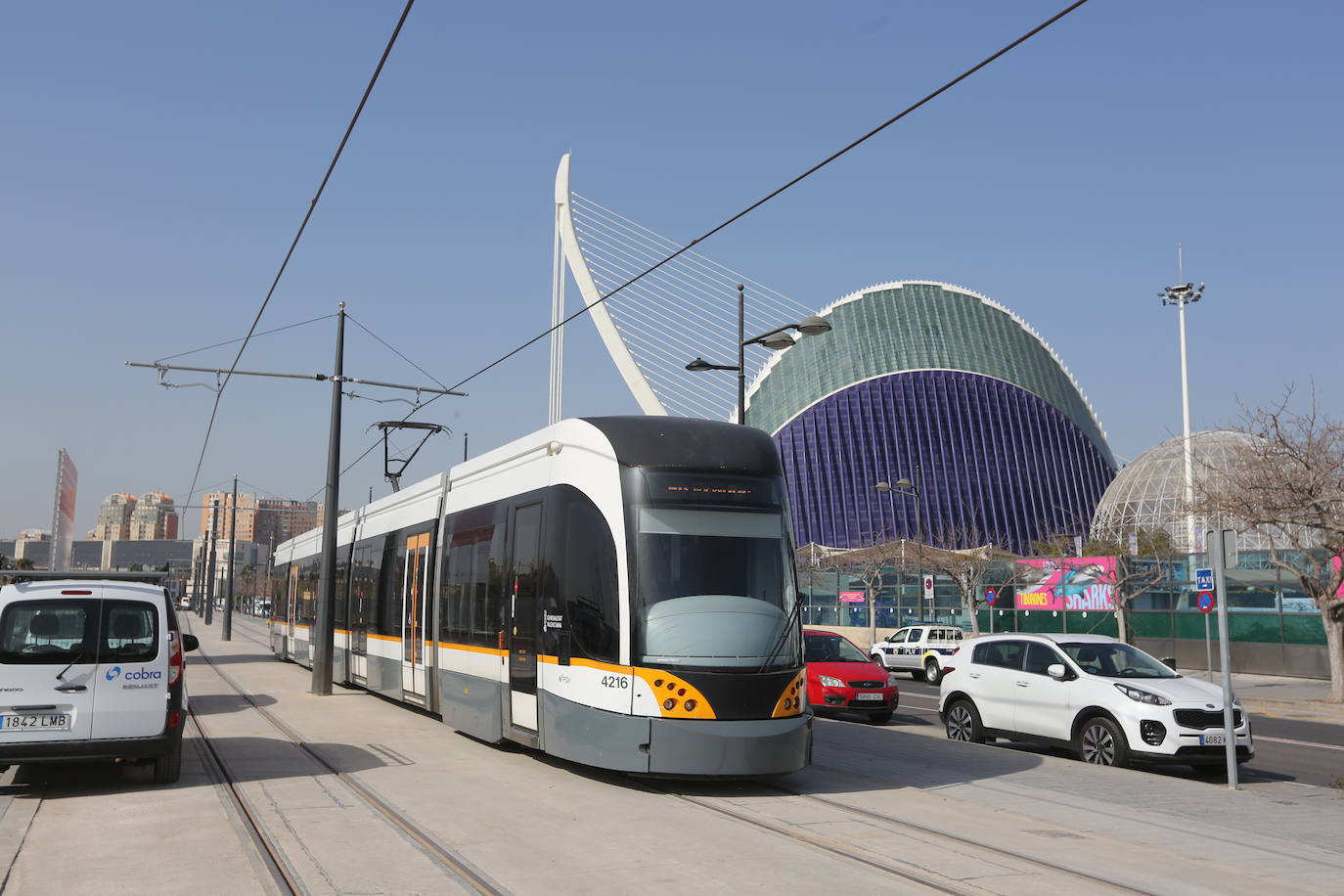 El tranvía ya rueda por la Línea 10 en Valencia