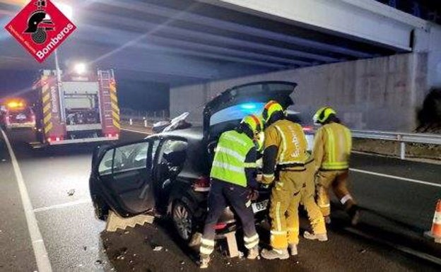 Rescatan a un hombre atrapado en su coche tras un accidente en la autovía A-7