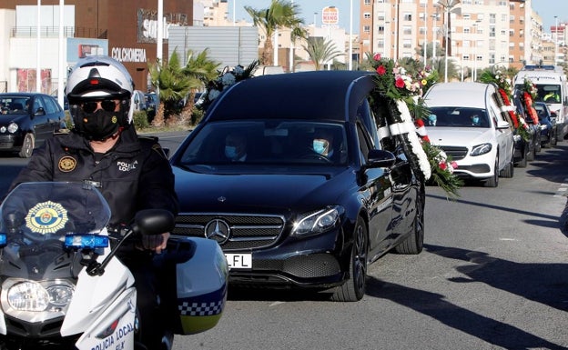 Elche despide con desolación al matrimonio y su hijo asesinados en Algoda