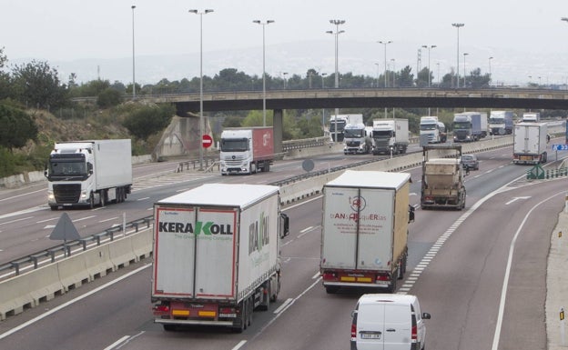 Los transportistas asumen un 36% más de costes por el aumento del precio del combustible