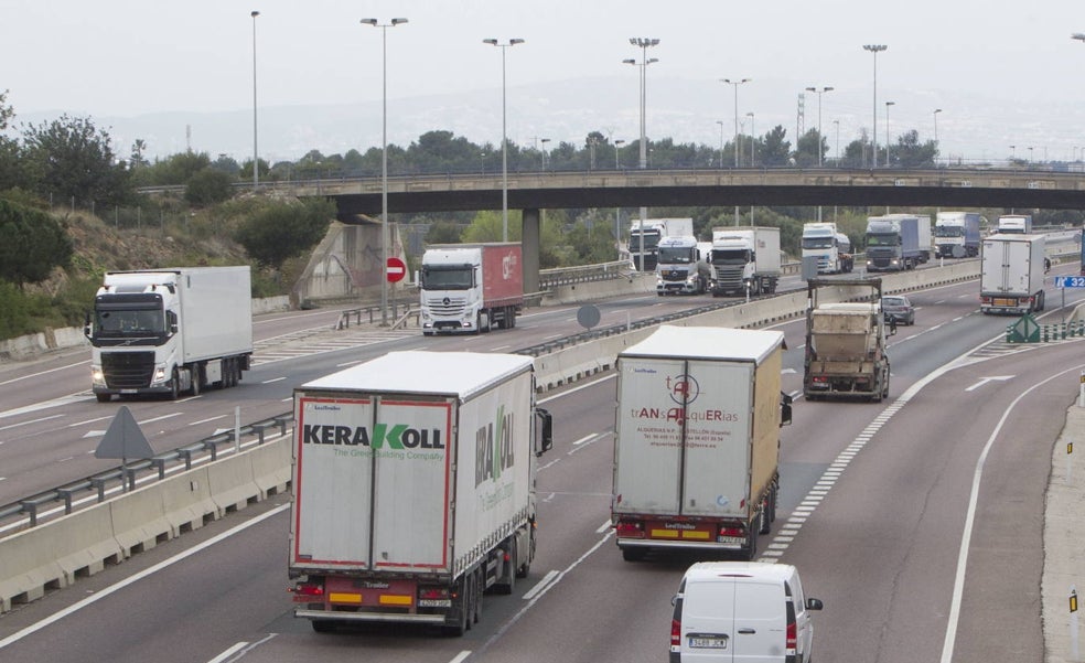 Los transportistas asumen un 36% más de costes por el aumento del precio del combustible