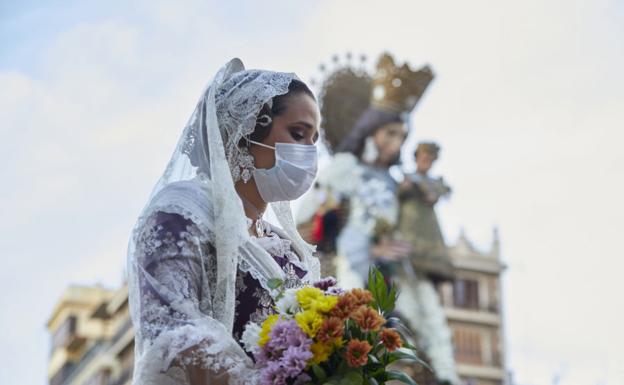 Fallas sin control de aforo pero con mascarilla obligatoria en la mascletà