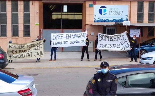 Los bomberos forestales denuncian su situación laboral ante la consellera Bravo