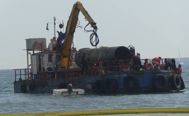 Cambian un tramo del emisario de Vera por el riesgo de rotura en la Malvarrosa
