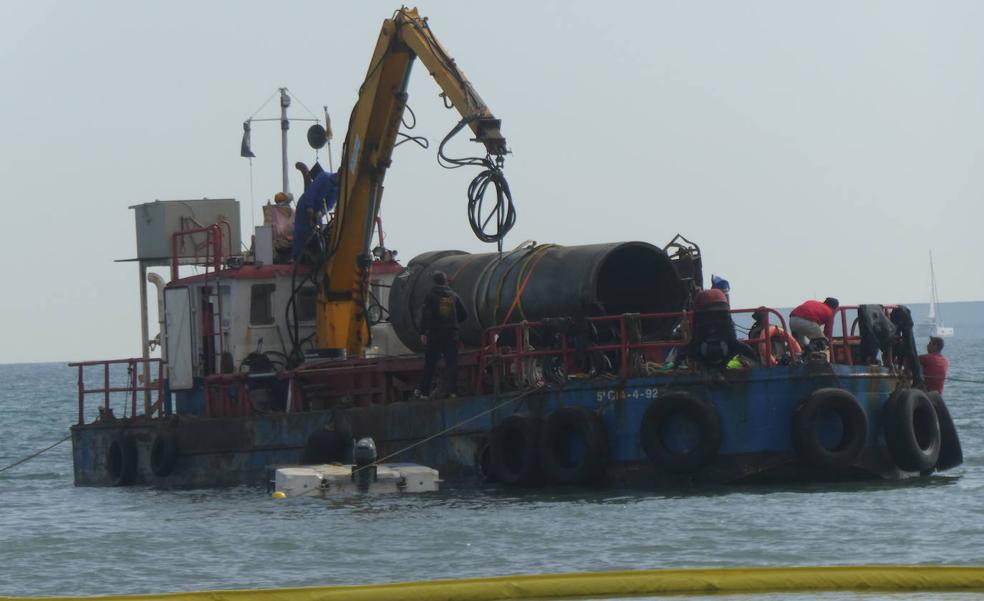 Cambian un tramo del emisario de Vera por el riesgo de rotura en la Malvarrosa