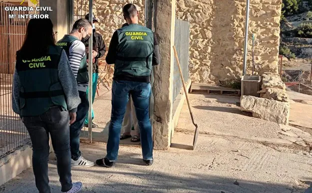 Dos detenidos en Alicante tras estafar 3.000 euros con la venta de móviles en Wallapop