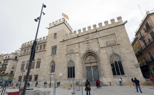 Farolas de vanguardia en el centro más monumental de Valencia