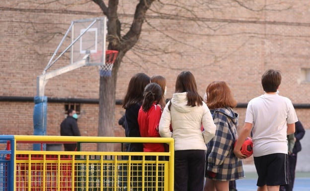 La retirada de la mascarilla en las aulas divide a pediatras y familias