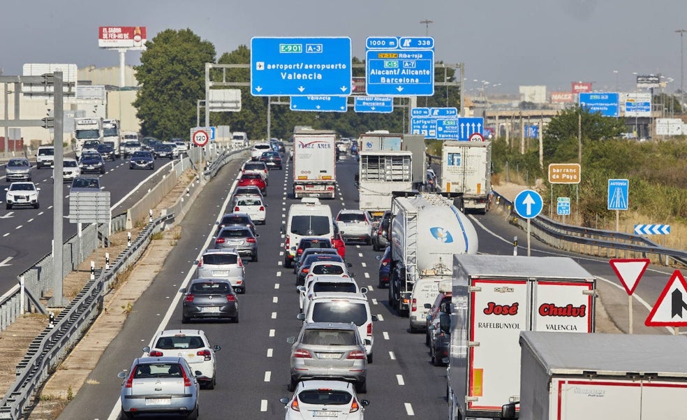 Transportistas y contratistas dan por hecho que habrá peajes en autovías pese al anuncio de Sánchez