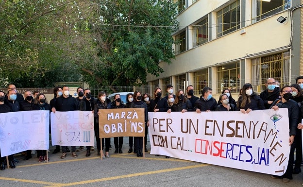 Un centenar de profesores claman contra Marzà por la falta de conserjes en Gandia