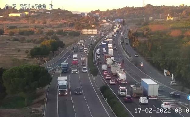 Un accidente genera retenciones en la Pista de Ademuz