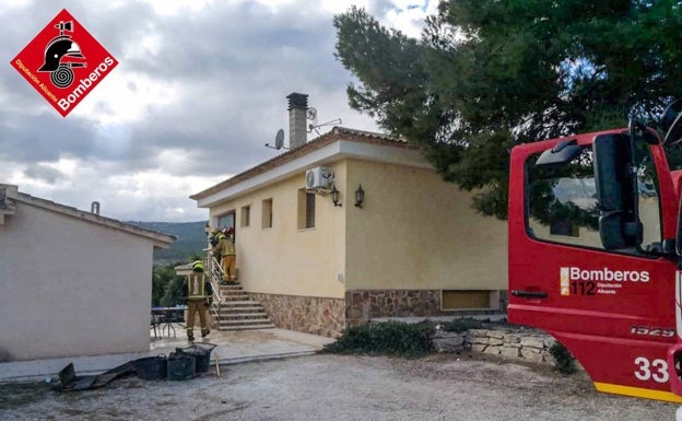 La Policía rescata a una mujer de 94 años en silla de ruedas atrapada en el incendio de su casa de Petrer