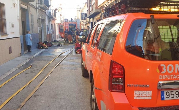 Un vecino y dos bomberos, heridos en el incendio de una casa en Vilamarxant
