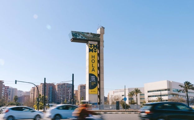 Una lona gigante para recibir a los visitantes de Valencia