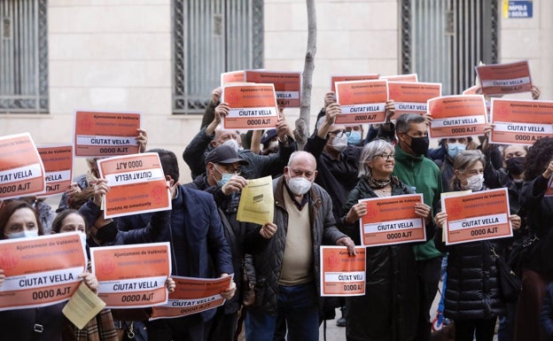 Vecinos del centro acusan a Grezzi de ponerles «trincheras» y la «alfombra roja» a los turistas