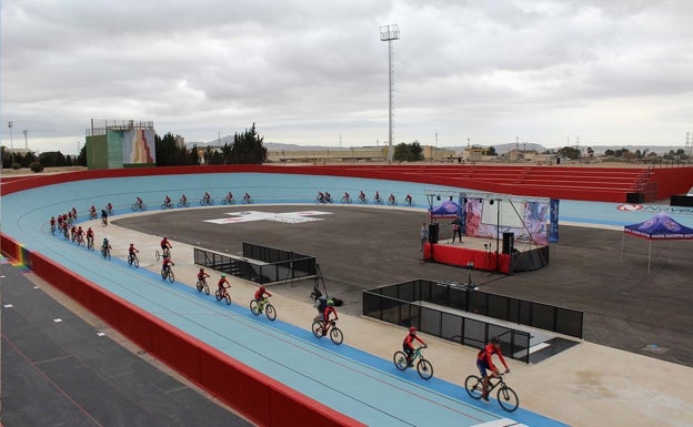 Novelda inaugura el velódromo Luis Navarro Amorós después de 30 años de espera