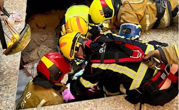 Los bomberos rescatan a una anciana de 95 años tras ceder el suelo de su casa en Callosa de Segura