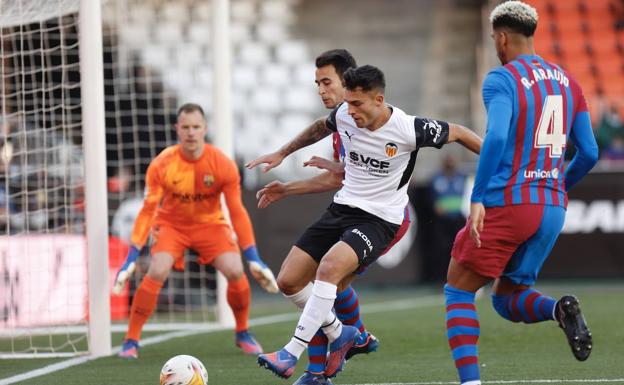 Horror defensivo en el Valencia