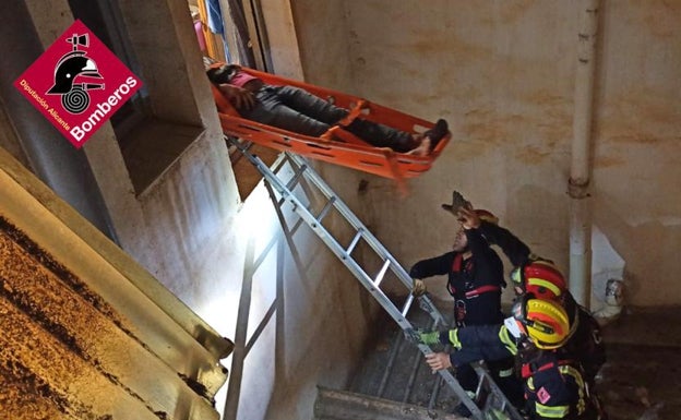 Un hombre se fractura una pierna y la cadera tras caer esta madrugada desde una altura de 15 metros en Novelda