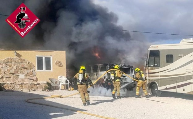 Aparatoso incendio sin heridos de un chalé y un Hammer en Pinoso