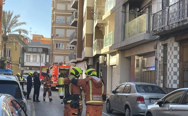 Desalojan una finca de la avenida Gómez Ferrer de Catarroja por un incendio