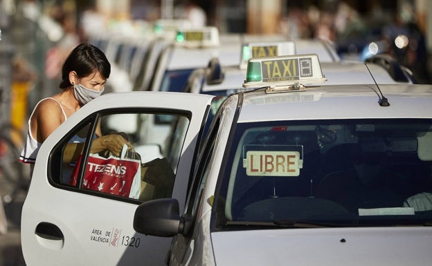 Taxistas en pie de guerra por la obligación de comprar vehículos adaptados en Valencia