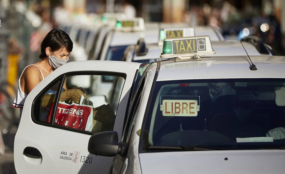 Taxistas en pie de guerra por la obligación de comprar vehículos adaptados en Valencia