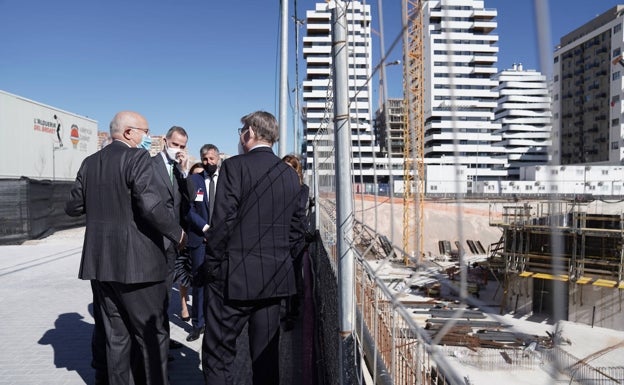 El Rey Felipe VI visita las obras del Casal España