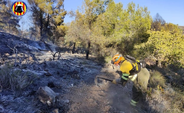 Un incendio forestal obliga a evacuar chalés en Olocau